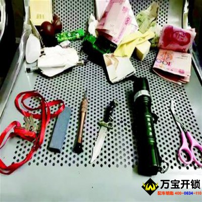 小偷入室盗窃被反锁房内 众街坊围堵“瓮中捉鳖”